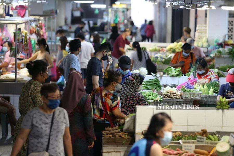 Người dân đến các khu chợ mua đồ tích trữ. Ảnh: NST