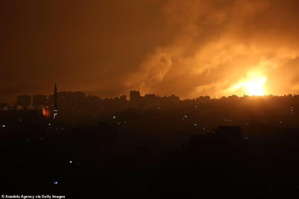 Từ đó đến nay, các chiến binh Hamas đã phóng hơn 1.800 quả rocket về phía Israel. Đáp lại, Israel tiến hành không kích, ném bom hàng trăm mục tiêu ở Dải Gaza. Ảnh: AA