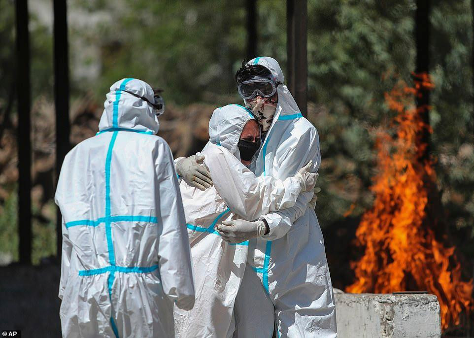 Khóc nấc khi thấy người thân qua đời vì COVID-19 được hỏa táng. Ảnh: AP