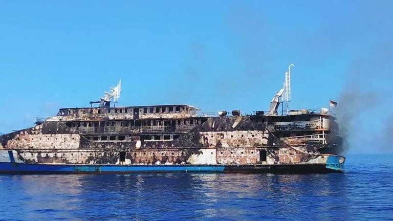 Chiếc tàu cháy đen sau vụ việc. Ảnh: Twitter