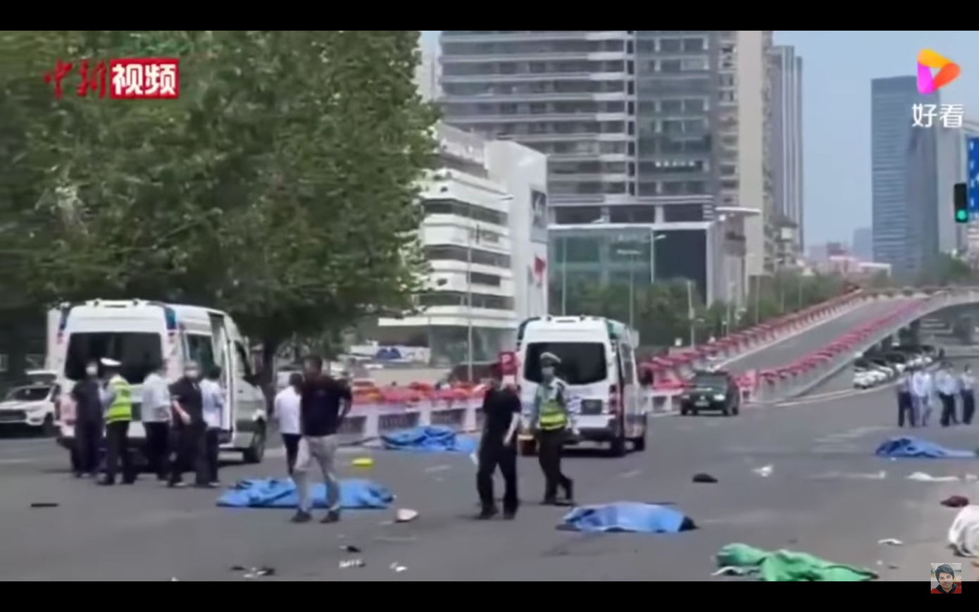 Những người tử vong nằm la liệt trên đường. Ảnh chụp màn hình Những người tử vong nằm la liệt trên đường. Ảnh chụp màn hình