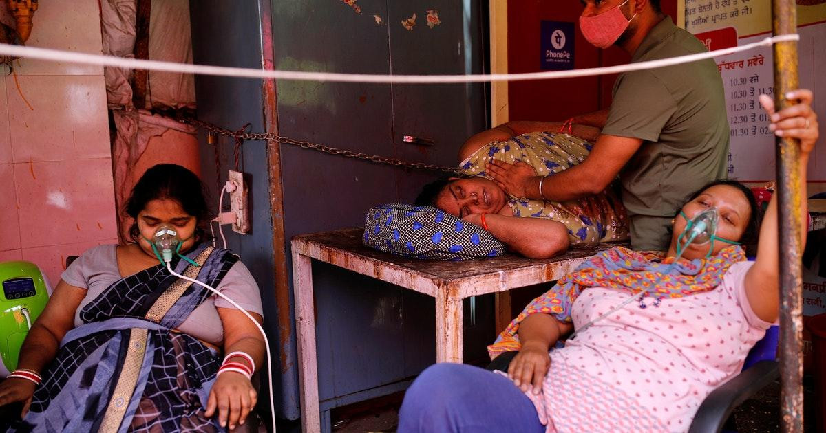 Người dân nhận oxy miễn phí tại một ngôi đền. Ảnh: Reuters