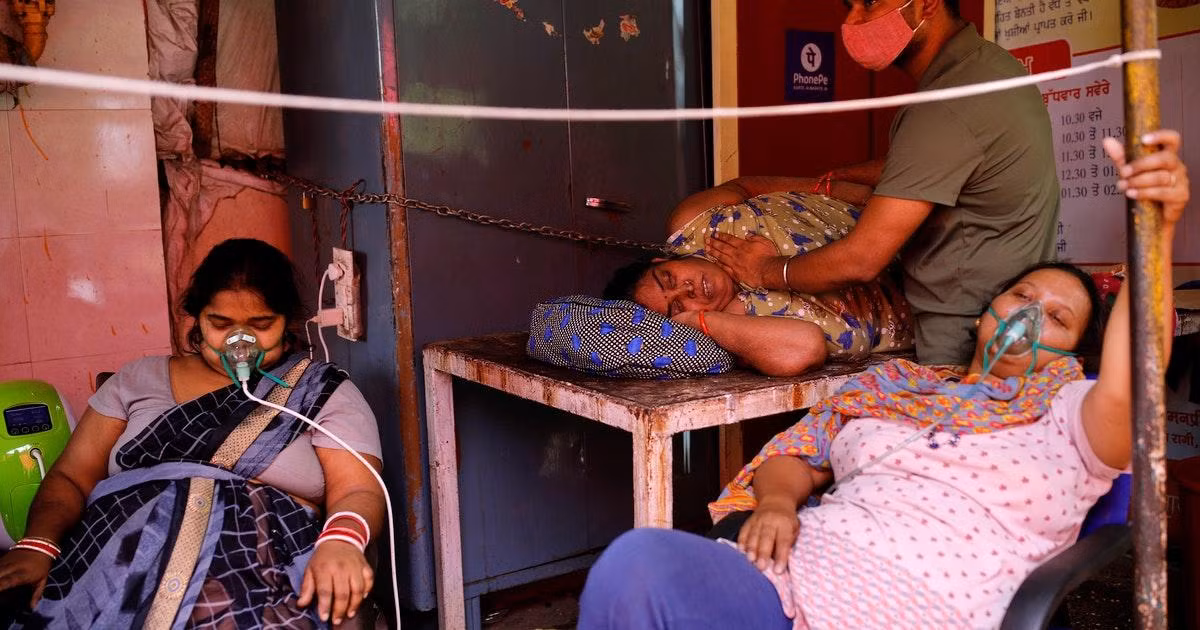Người dân nhận oxy miễn phí tại một ngôi đền. Ảnh: Reuters Người dân nhận oxy miễn phí tại một ngôi đền. Ảnh: Reuters