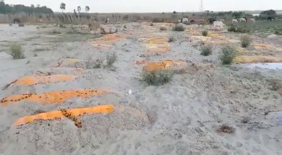 Các thi thể bị vùi dưới cát ven sông Hằng. Các thi thể bị vùi dưới cát ven sông Hằng.