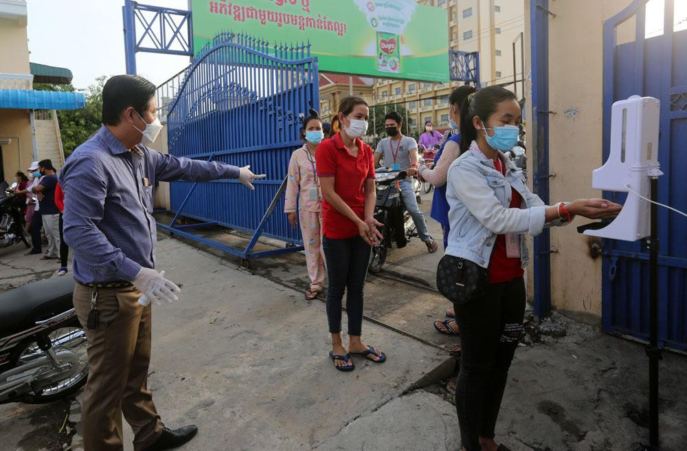 Công nhân các nhà máy được quay lại làm việc, nhưng chỉ với 50% quân số. Ảnh: Khmer Times Công nhân các nhà máy được quay lại làm việc, nhưng chỉ với 50% quân số. Ảnh: Khmer Times