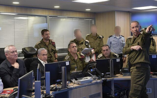 Bộ trưởng Quốc phòng Benny Gantz, Thủ tướng Benjamin Netanyahu và người đứng đầu IDF Aviv Kohavi chăm chú theo dõi chiến dịch ném bom mạng lưới đường hầm Hamas ở Dải Gaza. Ảnh: Times of Israel