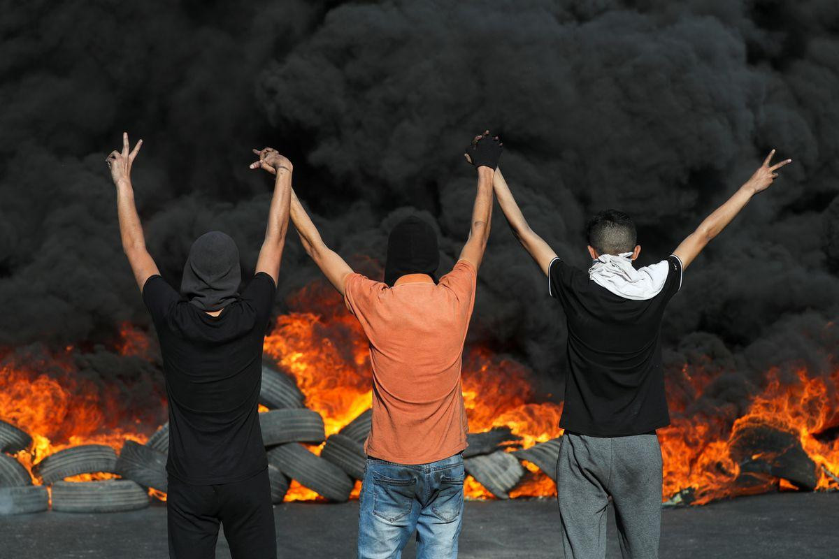 Người Palestine đốt lốp xe biểu tình phản đối Israel ở Bờ Tây. Ảnh: Reuters Người Palestine đốt lốp xe biểu tình phản đối Israel ở Bờ Tây. Ảnh: Reuters