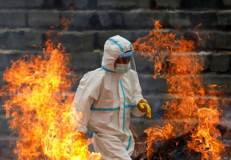 Năm ngày sau, vào ngày 29/4, khi số ca mắc mới hàng ngày tăng gấp đôi lên hơn 4.800, chính phủ đã quyết định áp dụng lệnh phong tỏa hai tuần ở thủ đô.