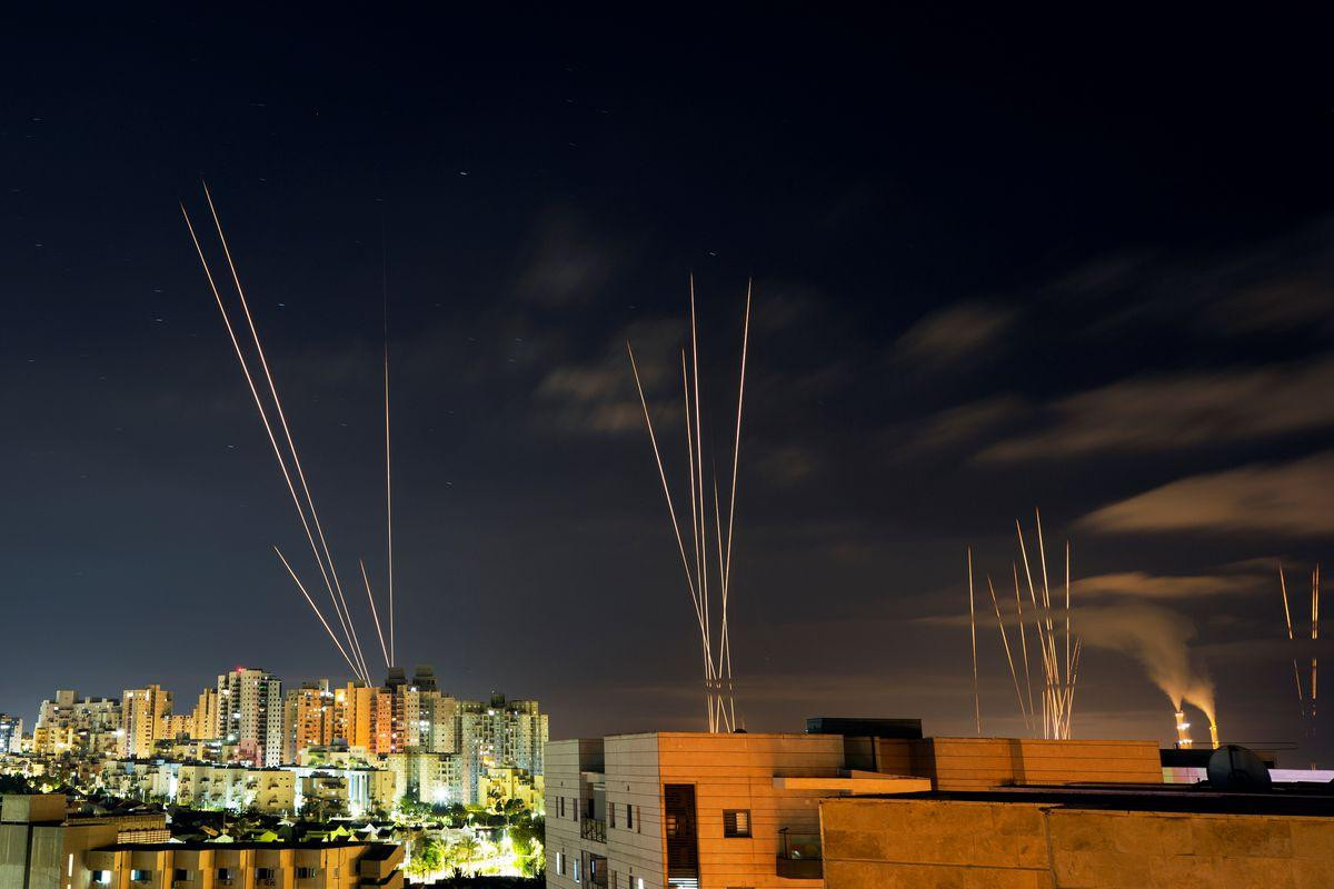 Rocket của Hamas nhìn từ Israel. Ảnh: Reuters Rocket của Hamas nhìn từ Israel. Ảnh: Reuters