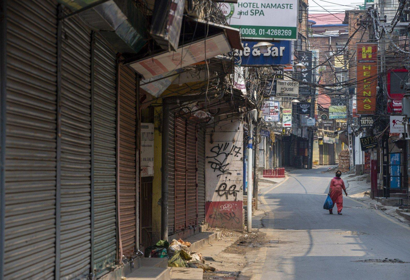 Chính phủ Nepal cũng đang nỗ lực tăng cường cơ sở hạ tầng chăm sóc sức khỏe. Tuần trước, nước này đặt hàng 20.000 bình oxy từ nước ngoài, khi nhu cầu về oxy y tế tăng gấp ba lần.