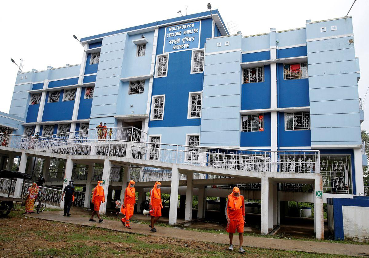 Lực lượng cứu hộ kêu gọi người dân đi sơ tán ở Tây Bengal. Ảnh: Reuters