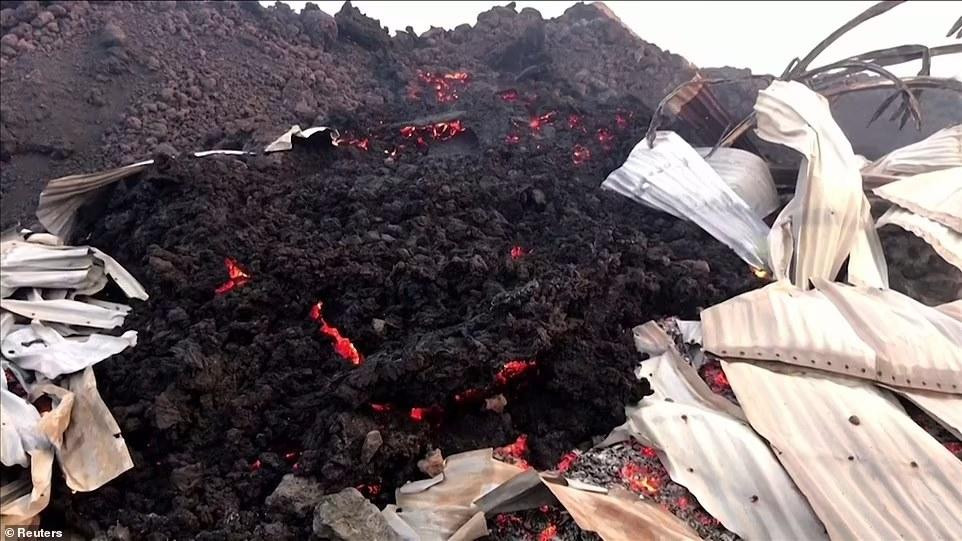 Dung nham cháy âm ỉ, bốc khói. Ảnh: Reuters