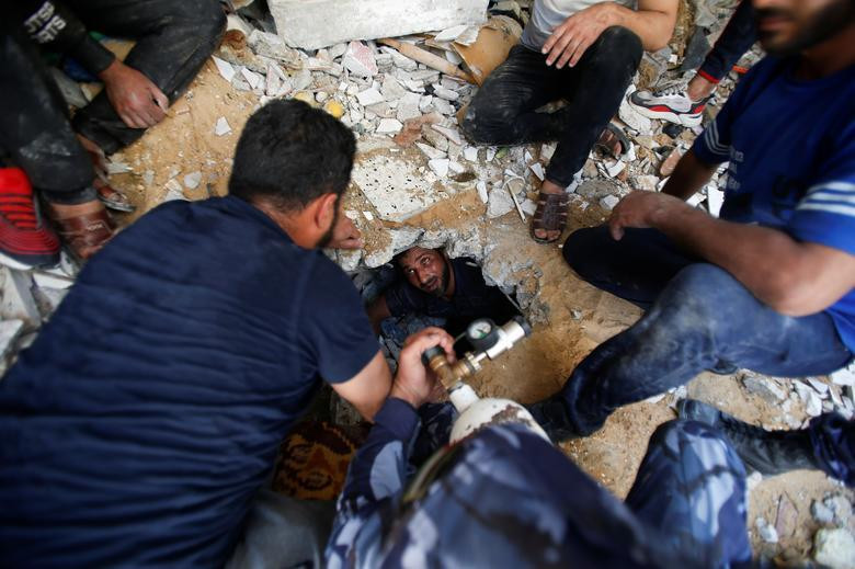 Một người dân bị mắc kẹt dưới đống đổ nát ở Dải Gaza ngày 16/5. Ảnh: Reuters Một người dân bị mắc kẹt dưới đống đổ nát ở Dải Gaza ngày 16/5. Ảnh: Reuters