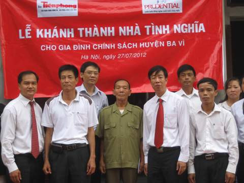 Phó Tổng Biên tập Báo Tiền Phong Tô Quang Nam (thứ 3 từ trái sang) cùng đại diện lãnh đạo Cty Prudential VN, huyện Ba Vì, xã Phú Cường dự lễ khánh thành nhà thương binh Hứa Minh Thuận 