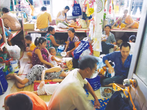 Quá tải khiến người bệnh cắn răng khám chữa bệnh dịch vụ, nằm giường dịch vụ với giá cắt cổ. Ảnh: L.N