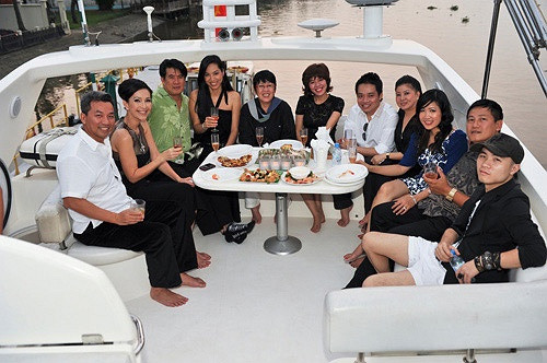 Theo chị, khi lấy nhau, ông xã cũng mới về nước, so với các 'đối thủ' đến cưa cẩm chị, thì anh thuộc diện nghèo 