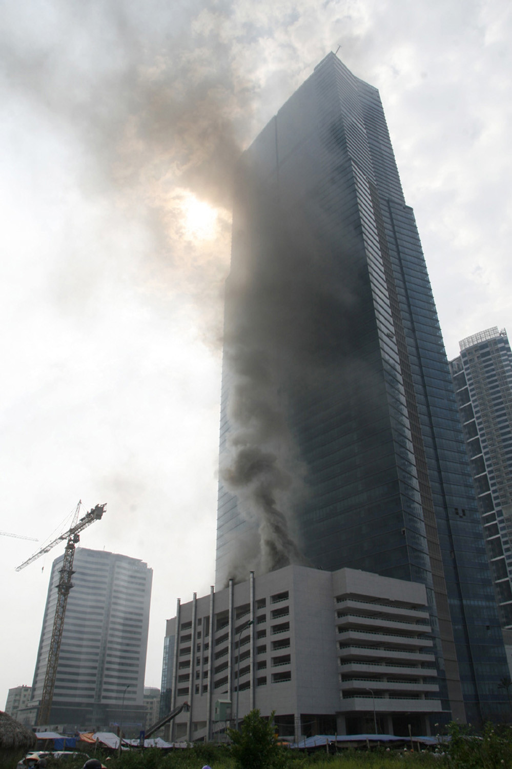 Khói lửa bốc lên từ tòa nhà Keangnam. Ảnh: L.D. Khói lửa bốc lên từ tòa nhà Keangnam. Ảnh: L.D