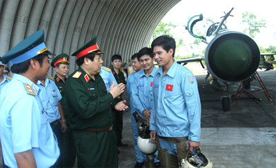 Đại tướng Phùng Quang Thanh đến thăm và dặn dò các phi công trẻ Trung đoàn Không quân 921, Sư đoàn 371