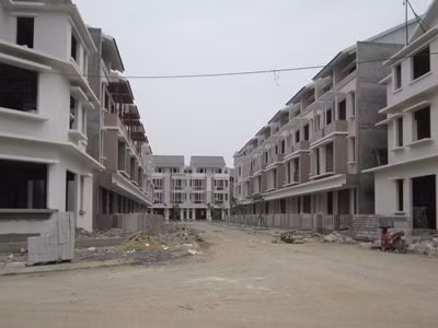 Các công trình hiện tạm ngừng hoặc thi công chậm nên nhu cầu tuyển dụng ngành trong xây dựng giảm hẳn. Ảnh: Ngọc Tuyên