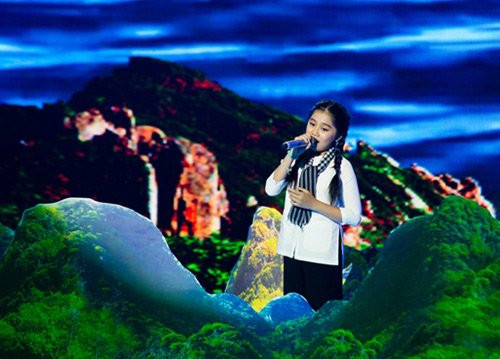 cạu bé nghèo the voice kids gay sóc khi giả gái hinh anh 4