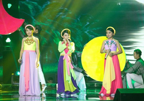 cạu bé nghèo the voice kids gay sóc khi giả gái hinh anh 1
