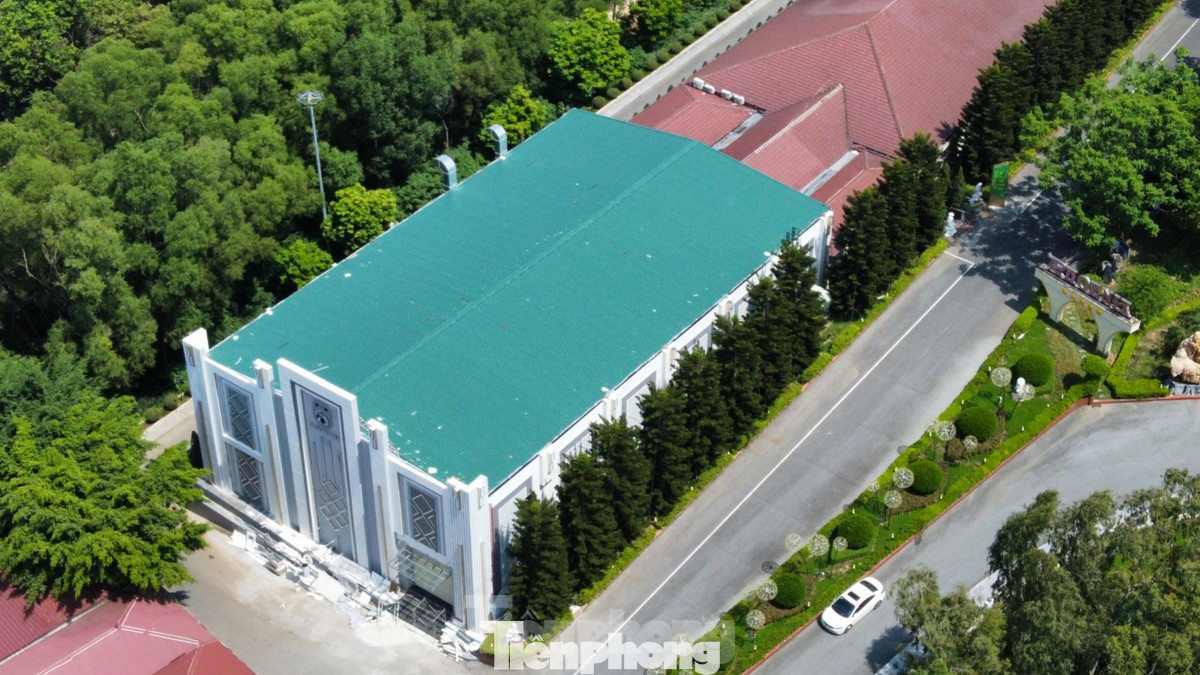 Dù quá thời hạn xử lý theo quy định nhưng công trình quán bar "xây chui" tại Khu du lịch quốc tế Phượng Hoàng trên đồi Pháo Thủ vẫn “chình ình”.