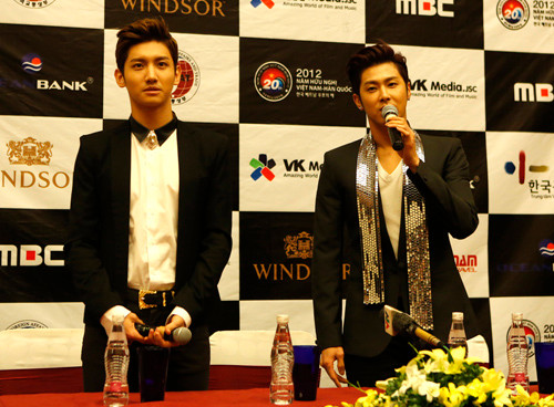 Nhóm DBSK gây bất ngờ với câu chào khá dài: 