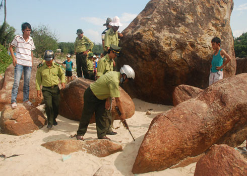 Một nhóm săn khác bủa ra biển, tìm kiếm ở những hang hốc gành đá ven bờ