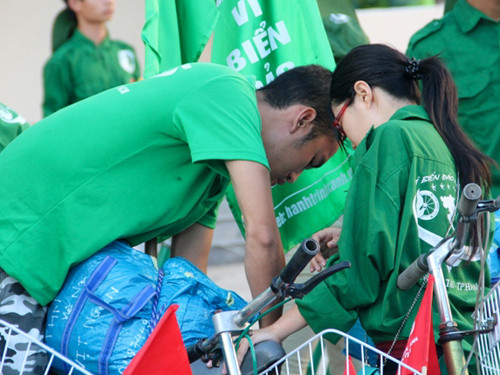 Các thành viên trong Hành trình giúp nhau buộc hành lý