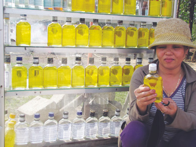 Nhìn từ bên ngoài chai, với nhiều màu sắc khác nhau, khó phân biệt đâu là dầu tràm thật. Nhìn từ bên ngoài chai, với nhiều màu sắc khác nhau, khó phân biệt đâu là dầu tràm thật