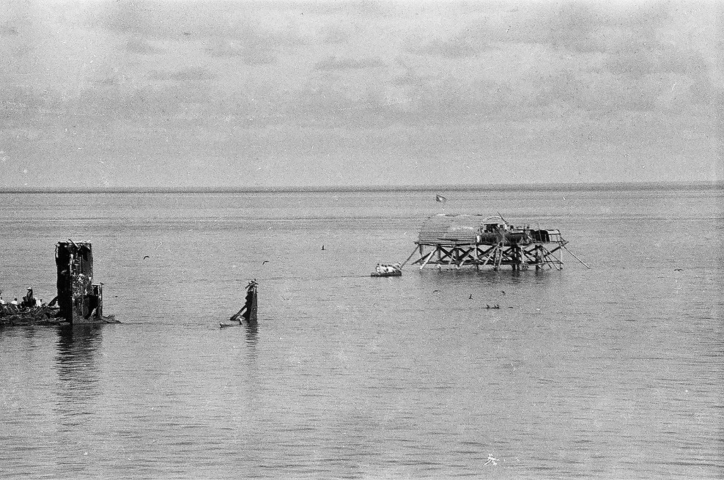 Bên phải là những gì còn lại của phần mũi tàu Tuscany,bị bão đánh lên đảo rồi mắc cạn từ năm 1962, không hiểu từ đâu các chiến sĩ ta cho rằng đây là chiếc tàu ma có từ thời Pháp. 