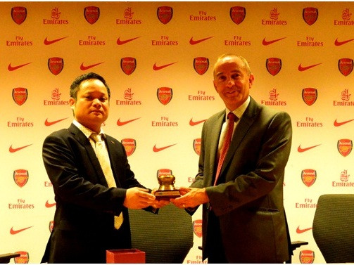 Ông Vũ Minh Tuấn - phó tổng giám đốc Đài Tiếng Nói Việt Nam làm việc với giám đốc truyền thông CLB Asenal. Ông Vũ Minh Tuấn - phó tổng giám đốc Đài Tiếng Nói Việt Nam làm việc với giám đốc truyền thông CLB Asenal