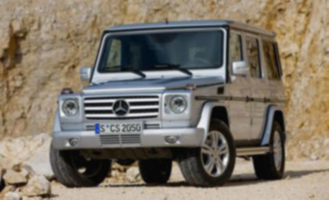 Đã từ lâu, Mercedes-Benz G550 là sự lựa chọn cho những người đàn ông đứng tuổi và có vai vế trong xã hội. Đây là mẫu xe sở hữu hình thức đậm tính nhà binh. Ngoại hình xe cao lớn, thô ráp đến từng chi tiết, bản lề của lộ, kính chắn gió phẳng và vuông vức
