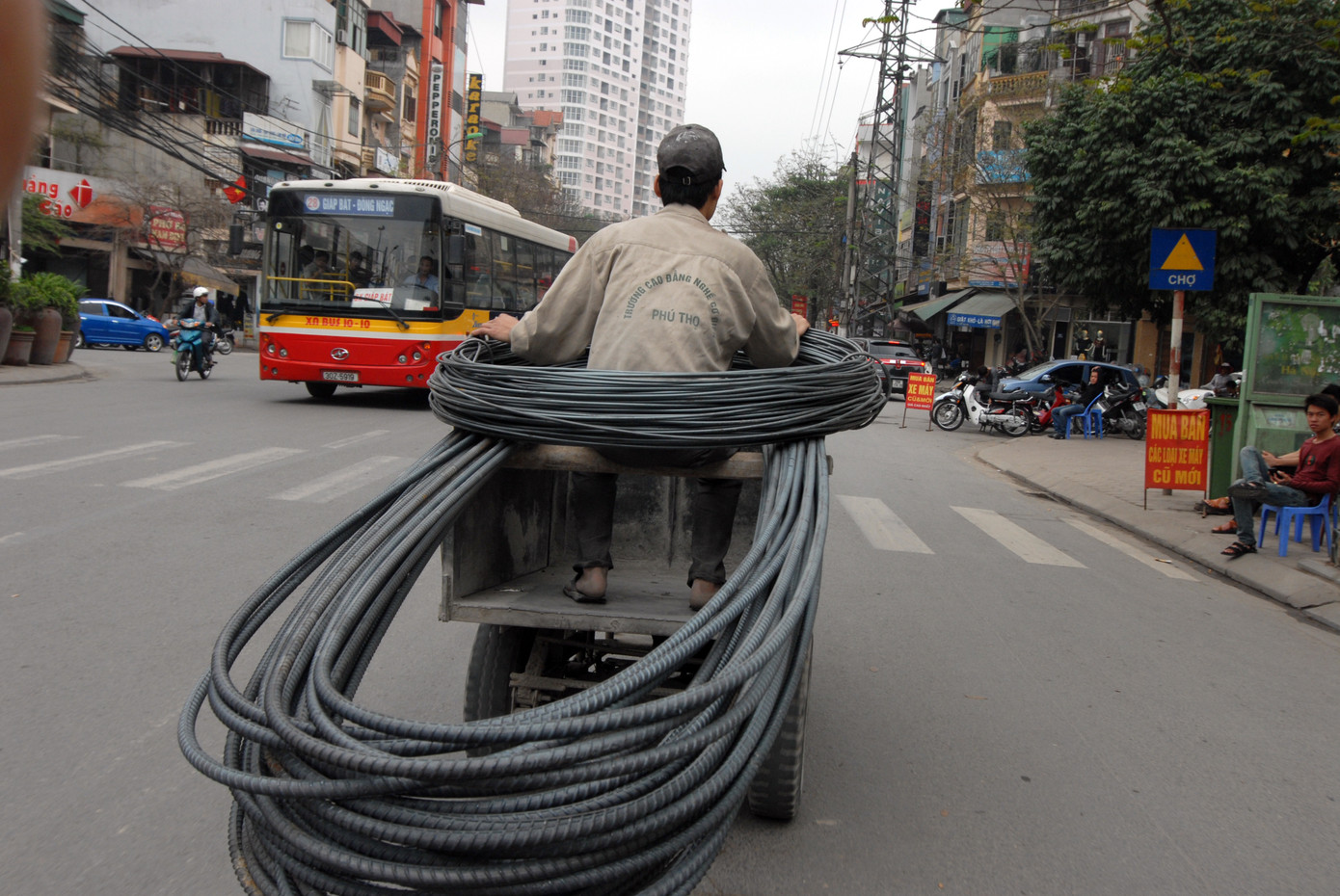 Xe ba gác đa dụng, vừa chở thép vừa chở người