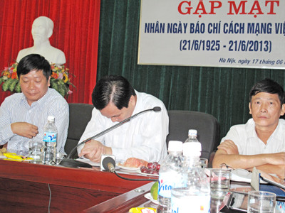 Giám đốc KLH Mỹ Đình cúi đầu né tránh những câu hỏi về giá thuê sân Mỹ Đình trong cuộc trao đổi với các phóng viên. ảnh: MỸ LINH. Giám đốc KLH Mỹ Đình cúi đầu né tránh những câu hỏi về giá thuê sân Mỹ Đình trong cuộc trao đổi với các phóng viên. ảnh: MỸ LINH