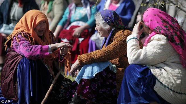 Trong khi con cái tìm hiểu thì các bậc phụ huynh cũng sôi nổi bàn luận về "đối tượng" của con mình. Trong khi con cái tìm hiểu thì các bậc phụ huynh cũng sôi nổi bàn luận về