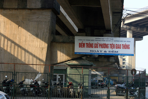  Một số vị trí khác của cầu Thăng Long trở thành điểm trông giữ xe ngày và đêm