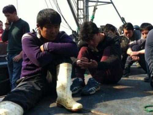 Những ngư dân Trung Quốc được thả, đến cảng Đại Liên hôm 21-5. Ảnh: China.org