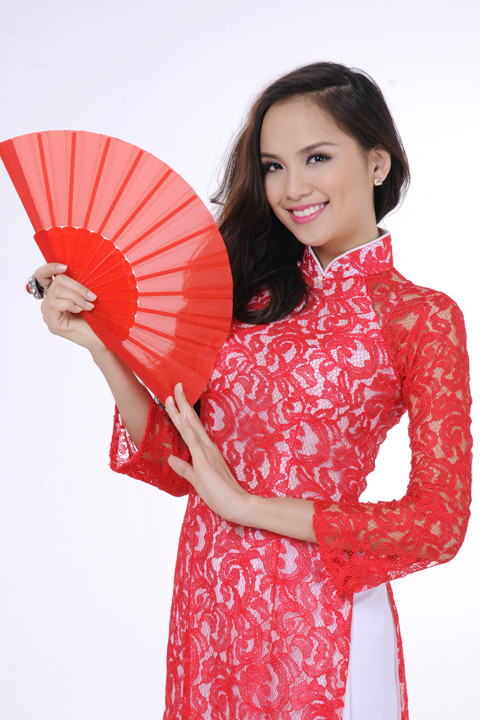 Trong cuộc thi này các thí sinh sẽ phải trải qua các vòng thi chụp ảnh với áo dài, dạ hội...Diễm Hương và Khôi Nguyên chụp bộ ảnh với áo dài truyền thống làm mẫu cho các thí sinh