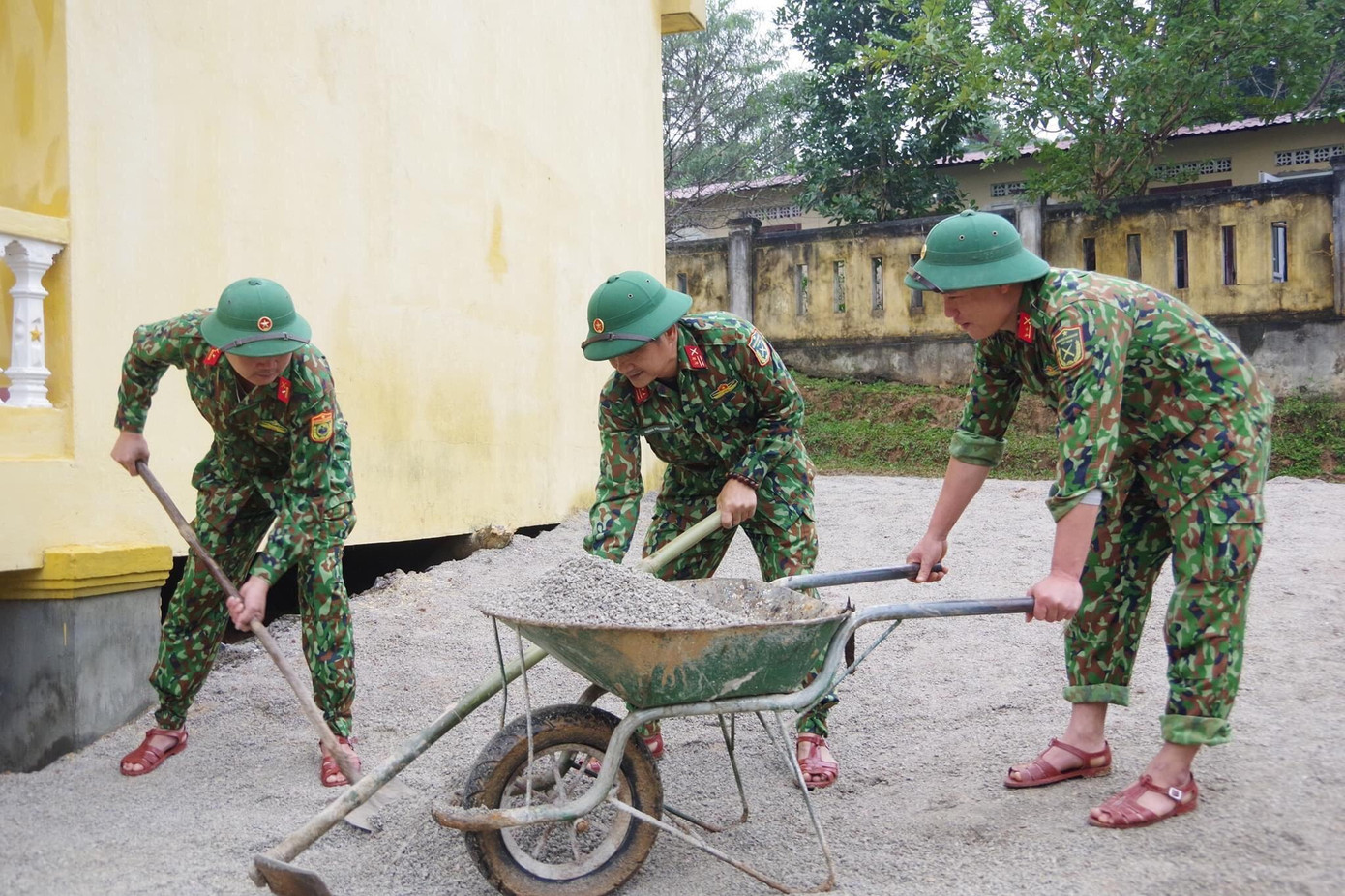 Chung tay xây dựng khuôn viên trường học cho các em học sinh Chung tay xây dựng khuôn viên trường học cho các em học sinh