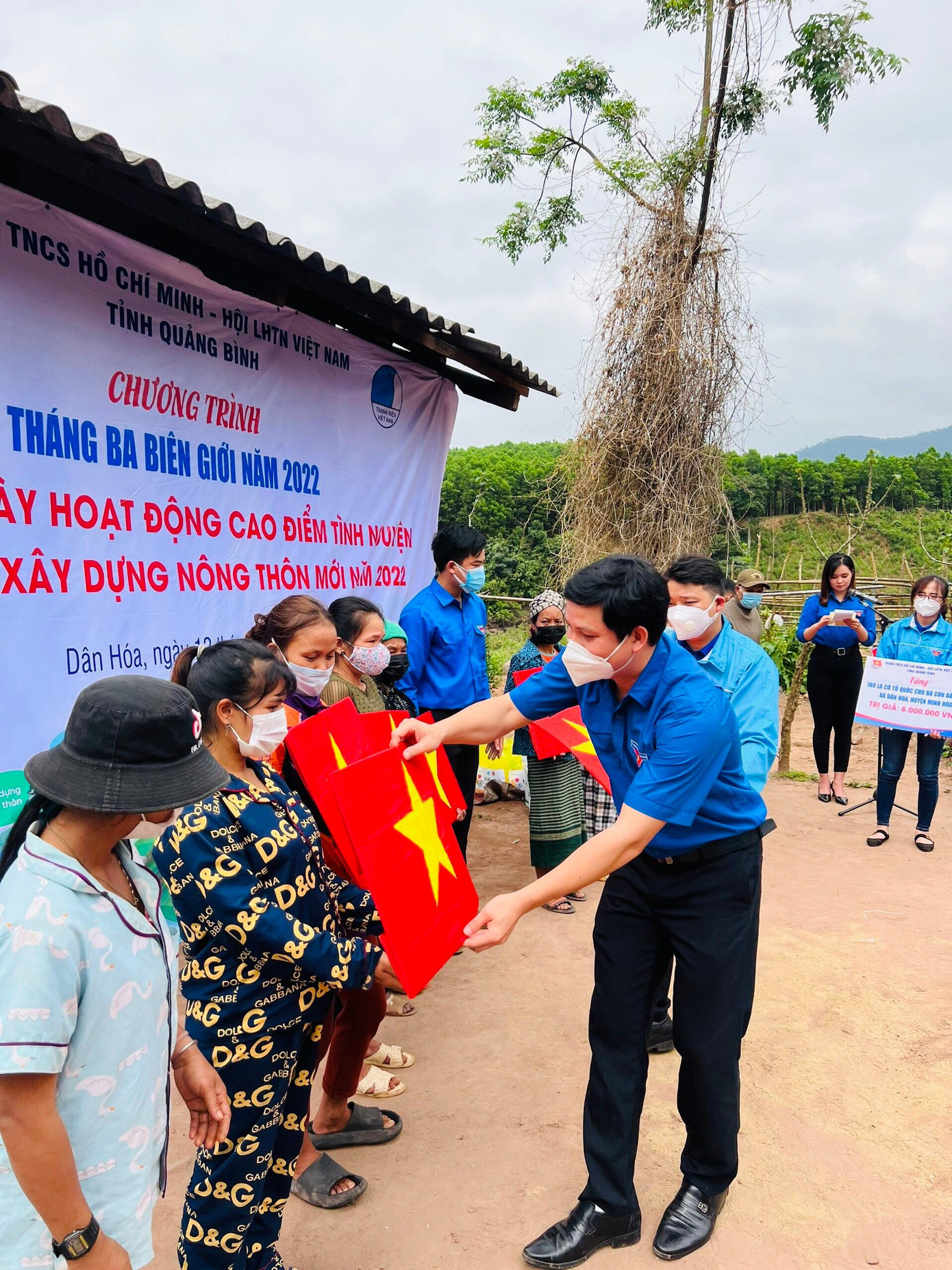 Tặng cờ Tổ quốc cho bà con vùng biên giới.