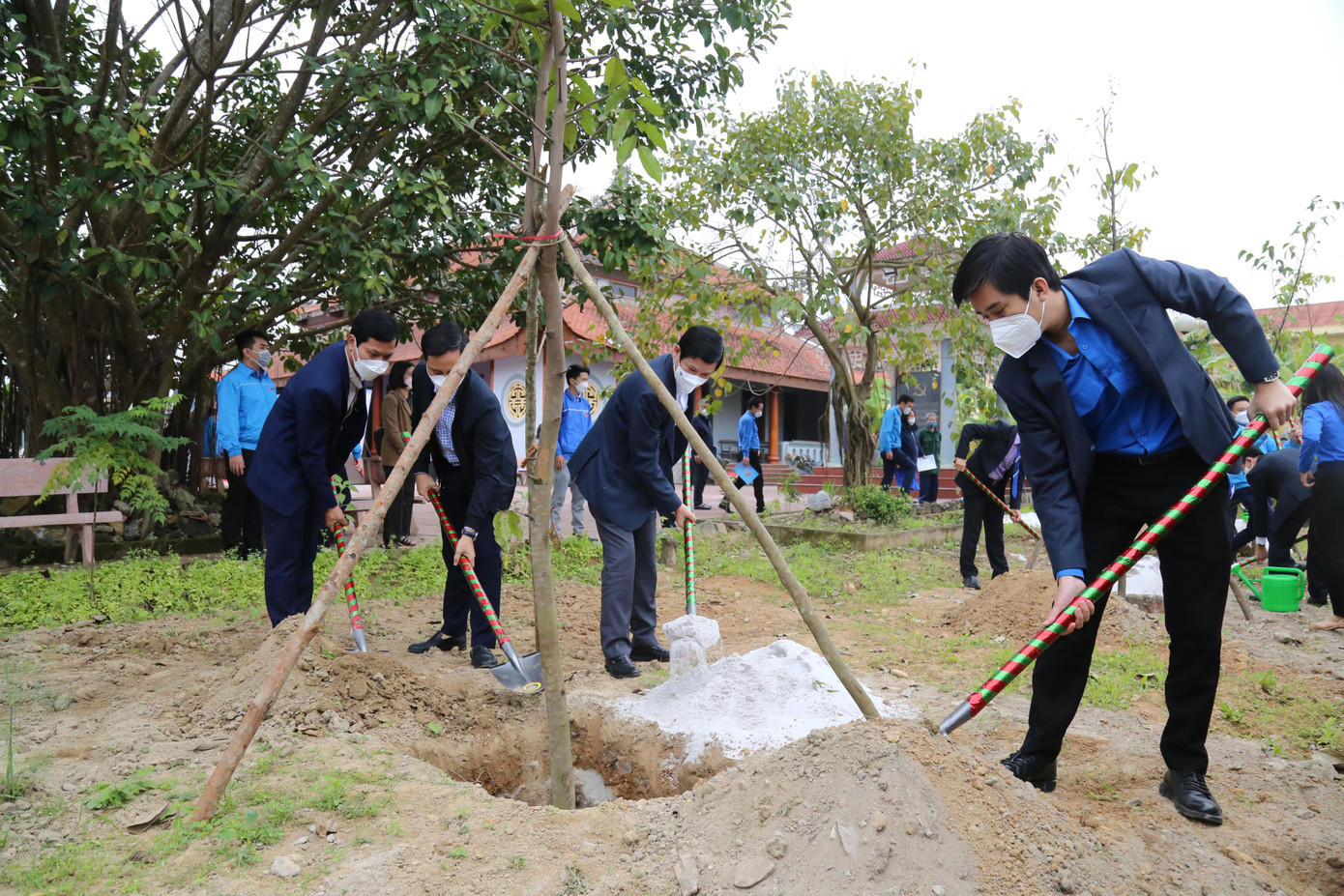 Trồng cây hưởng ứng &quot;Tết trồng cây đời đời nhớ ơn Bác Hồ&quot; năm 2022