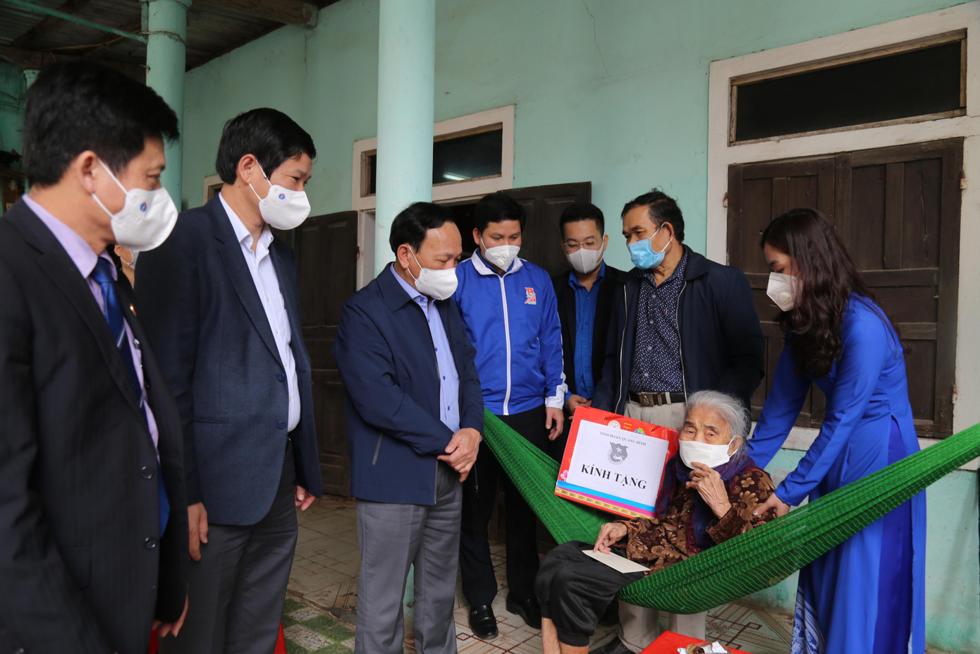 Ông Trần Hải Châu, Phó Bí thư Tỉnh ủy Quảng Bình cùng lãnh đạo tỉnh đến thăm và tặng quà cho Mẹ Việt Nam anh hùng Nguyễn Thị Nậy ở Tx. Ba Đồn - Quảng Bình
