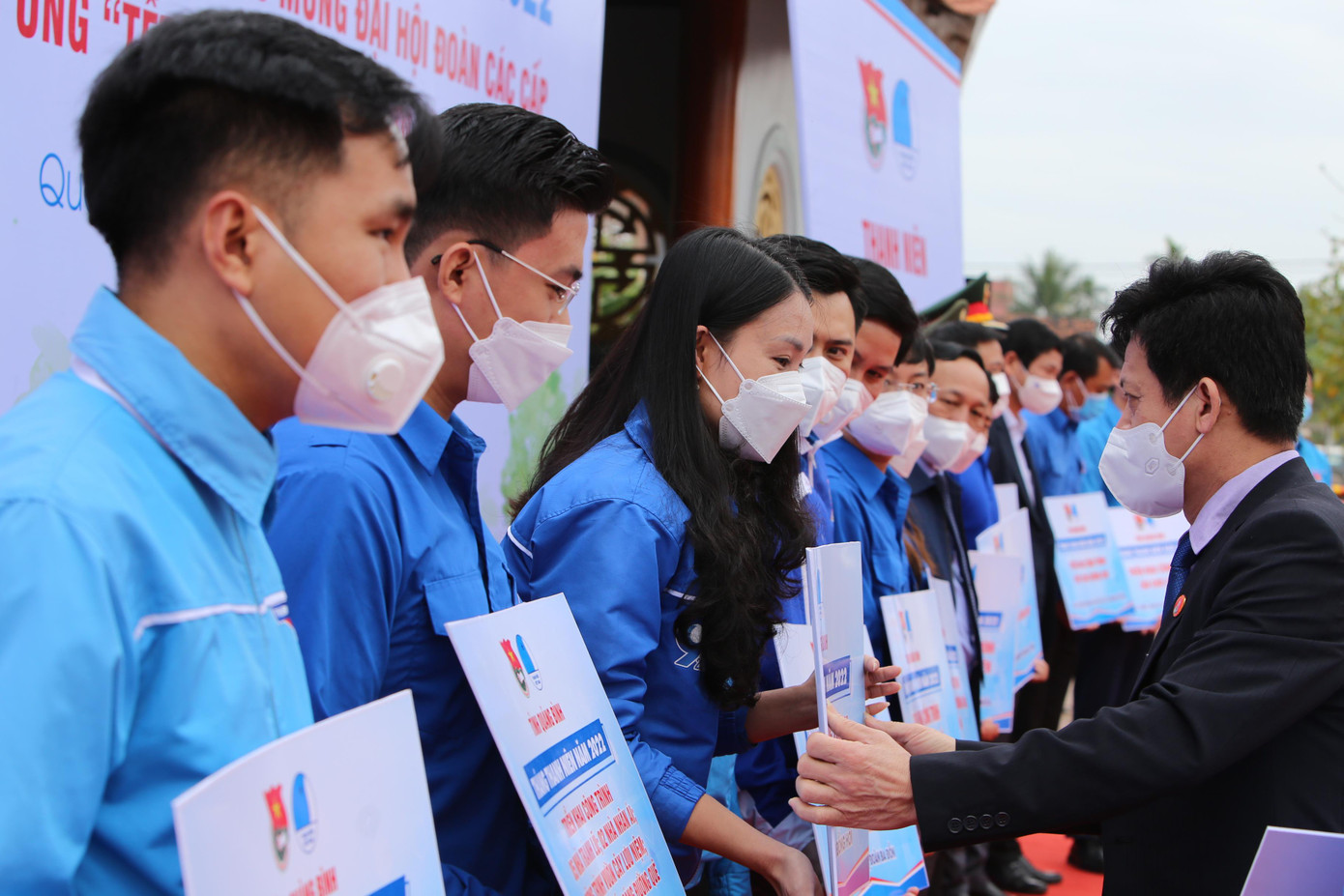 Trao biển đảm nhận các công trình trong Tháng Thanh niên cho các huyện, thị, thành Đoàn, Đoàn trực thuộc