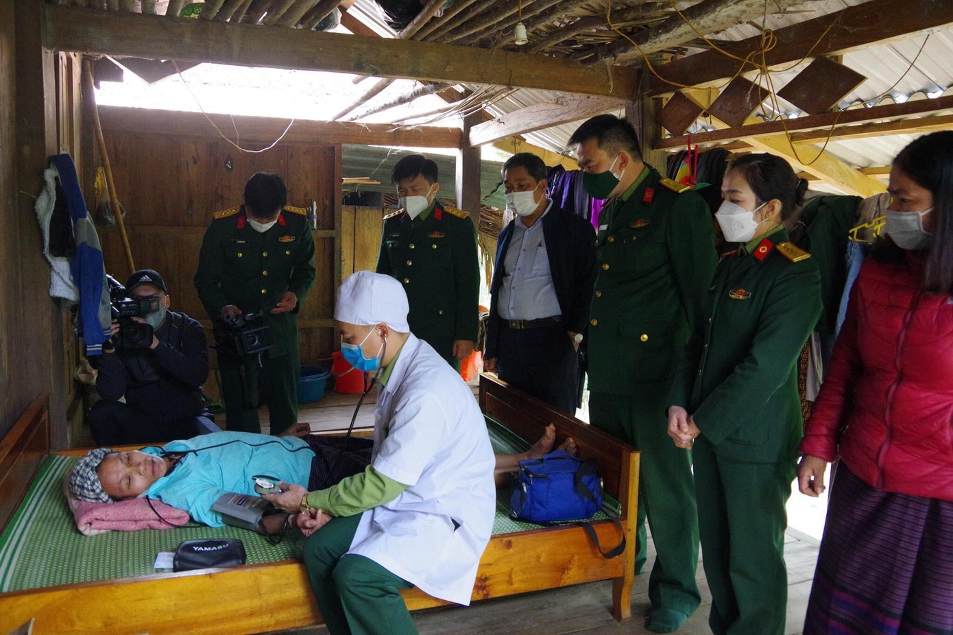 Thăm khám cho bà con dân tộc Thăm khám cho bà con dân tộc