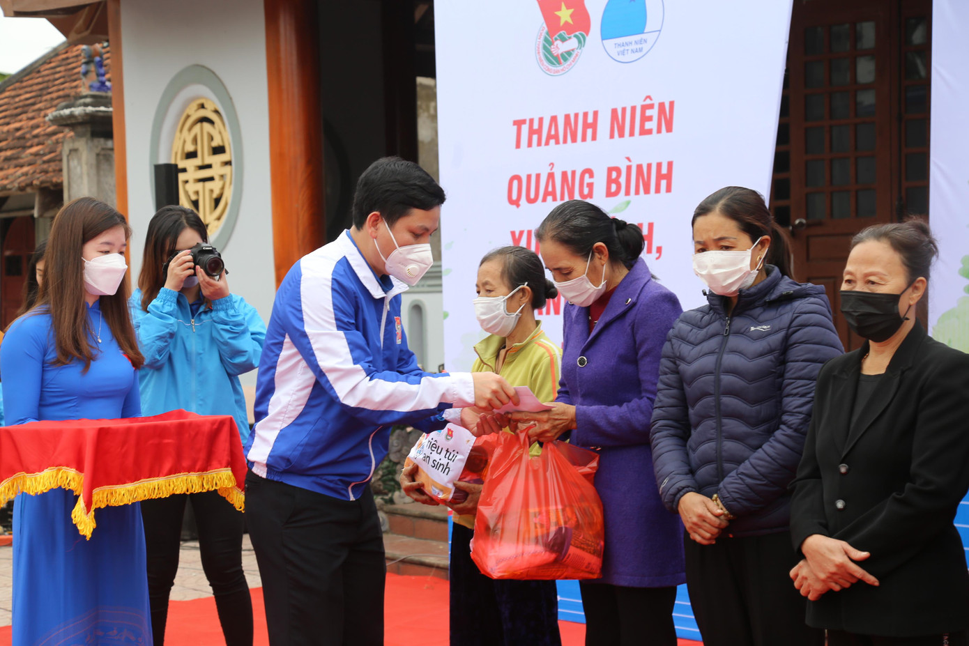 Anh Đặng Đại Bàng, Bí thư Tỉnh Đoàn Quảng Bình trao tặng quà cho bà con xã Quảng Phong.