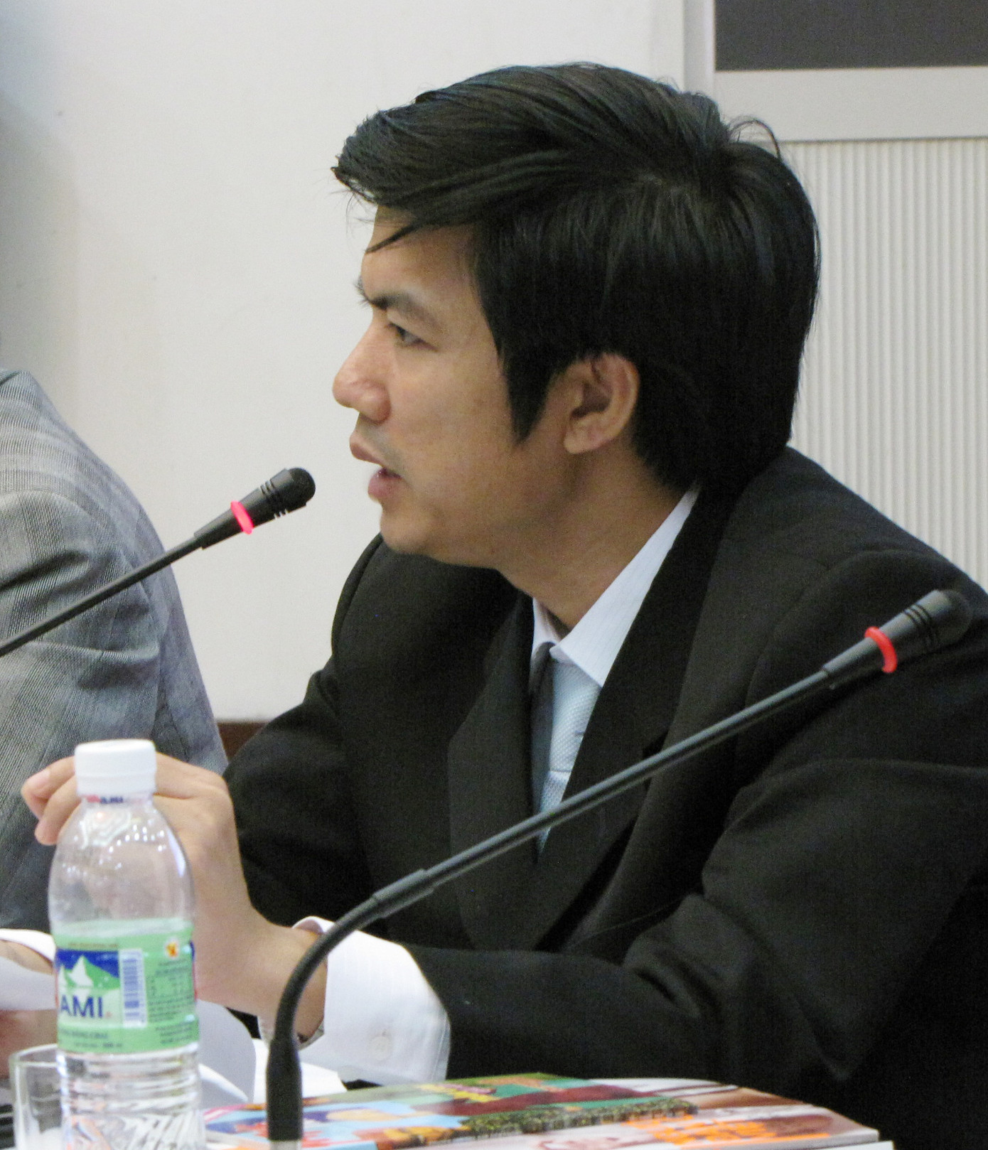 Tổng biên tập báo Tiền Phong Đoàn Công Huynh trao đổi cùng các nhà báo Campuchia. Ảnh: Trường Phong