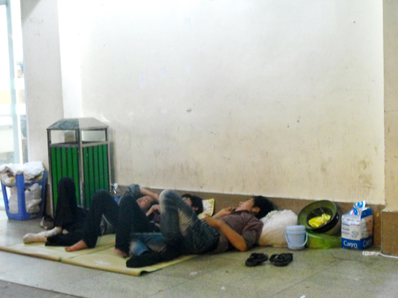 Hoặc nằm chịu muỗi đốt. Hoặc nằm chịu muỗi đốt