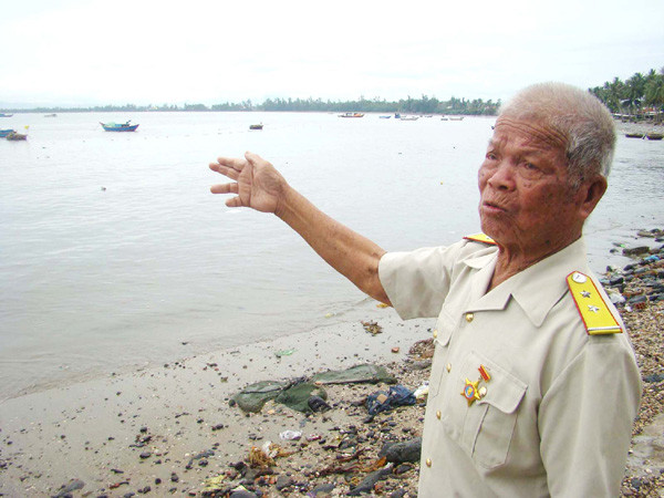 Ông Nguyễn Hữu Thức kể lại hành trình gian khổ trên biển 60 năm trước Ảnh: L.V.C