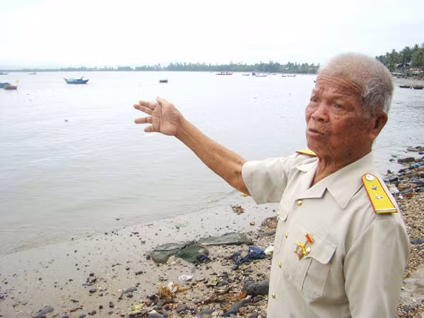 Ông Nguyễn Hữu Thức kể lại hành trình gian khổ trên biển 60 năm trước Ảnh: L.V.C